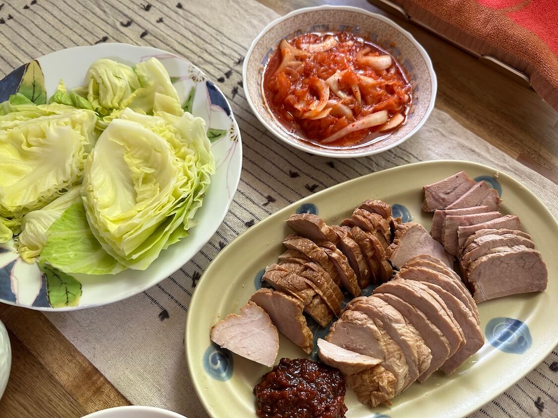 簡単すぐ！新玉ねぎキムチと蒸しキャベツで韓国包みご飯「サムパプ」レシピ
