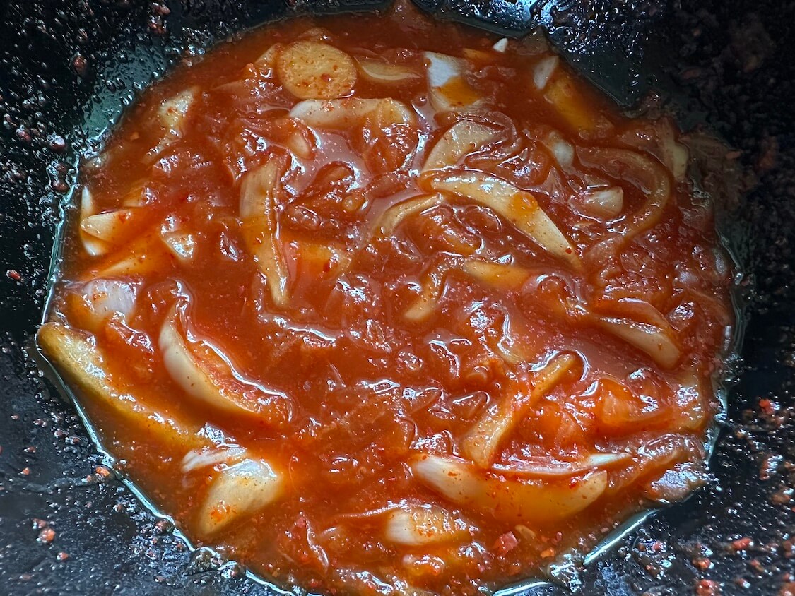 簡単すぐ！新玉ねぎキムチのレシピ。残りの汁でリメイク料理