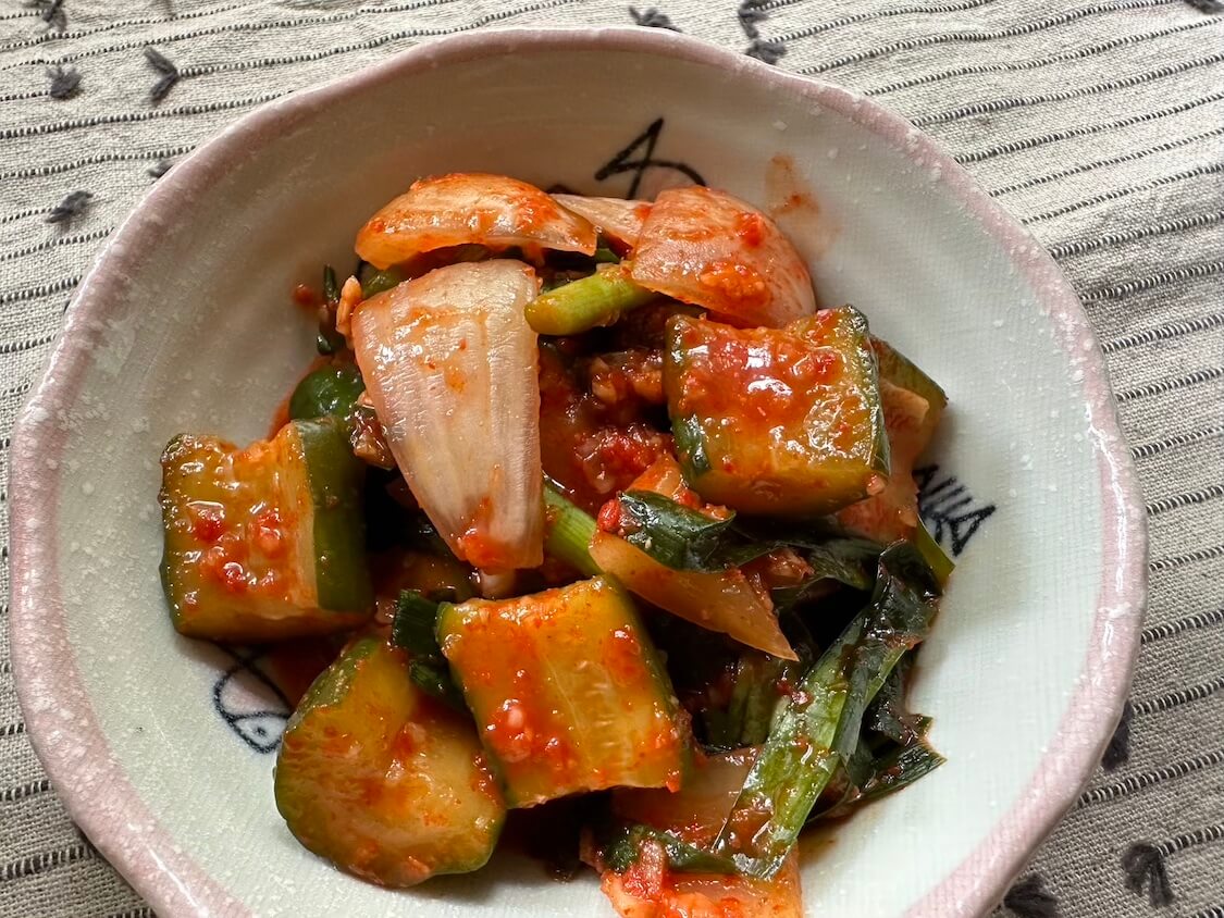 初夏はキュウリと新玉ねぎのキムチ！韓国の人気レシピをお届け。手軽にオイキムチ