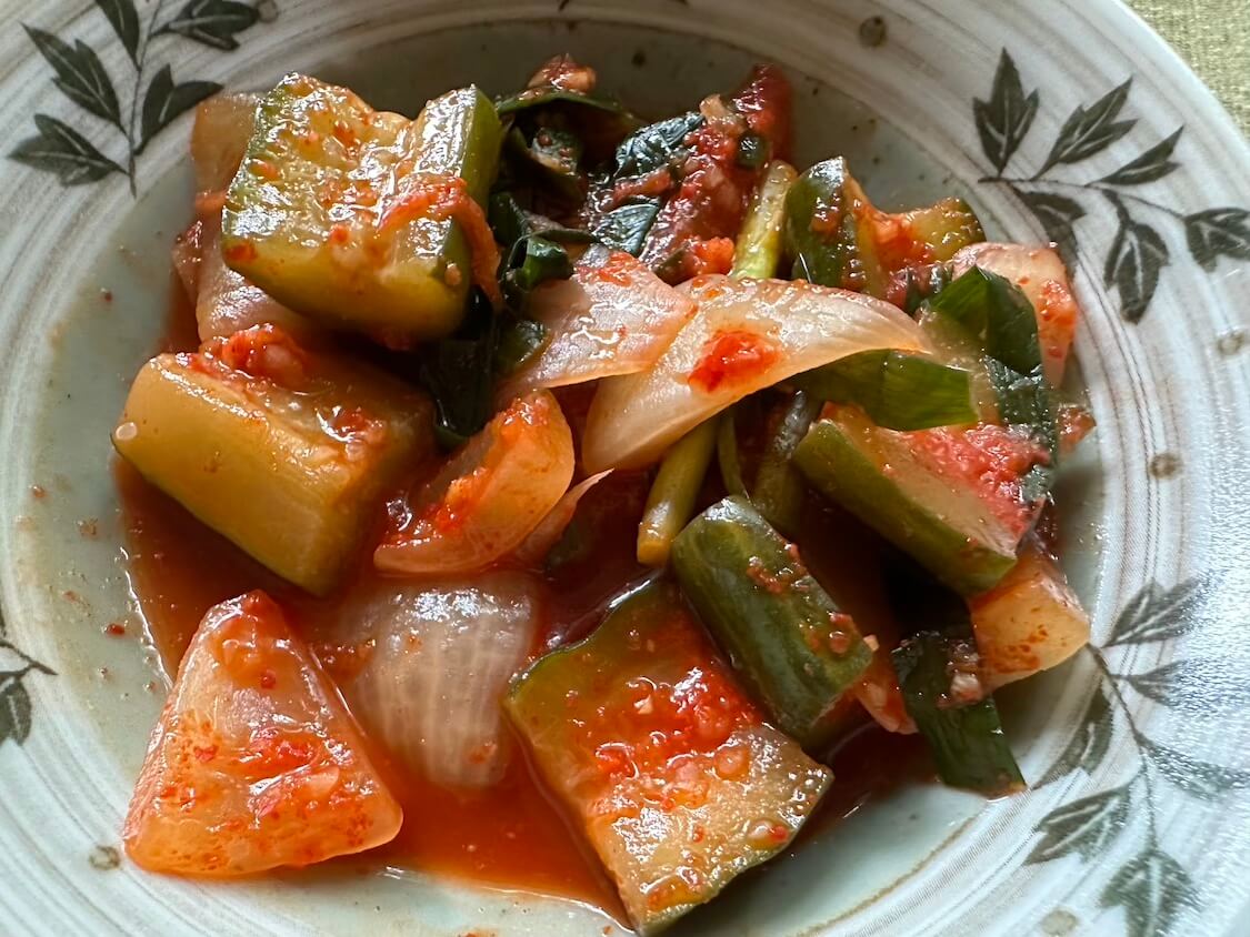 初夏はキュウリと新玉ねぎのキムチ！韓国の人気レシピをお届け。手軽にオイキムチ