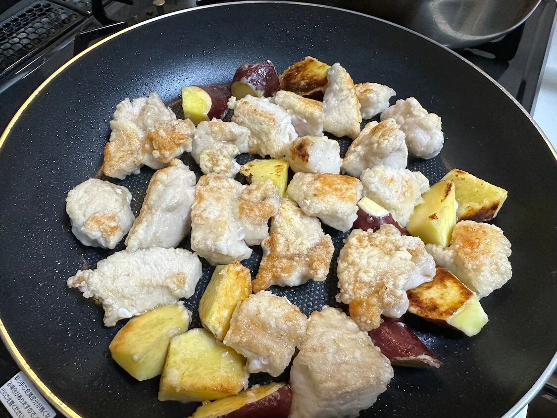 さつまいもと鶏肉でヤンニョムチキン！焼くだけ簡単レシピ