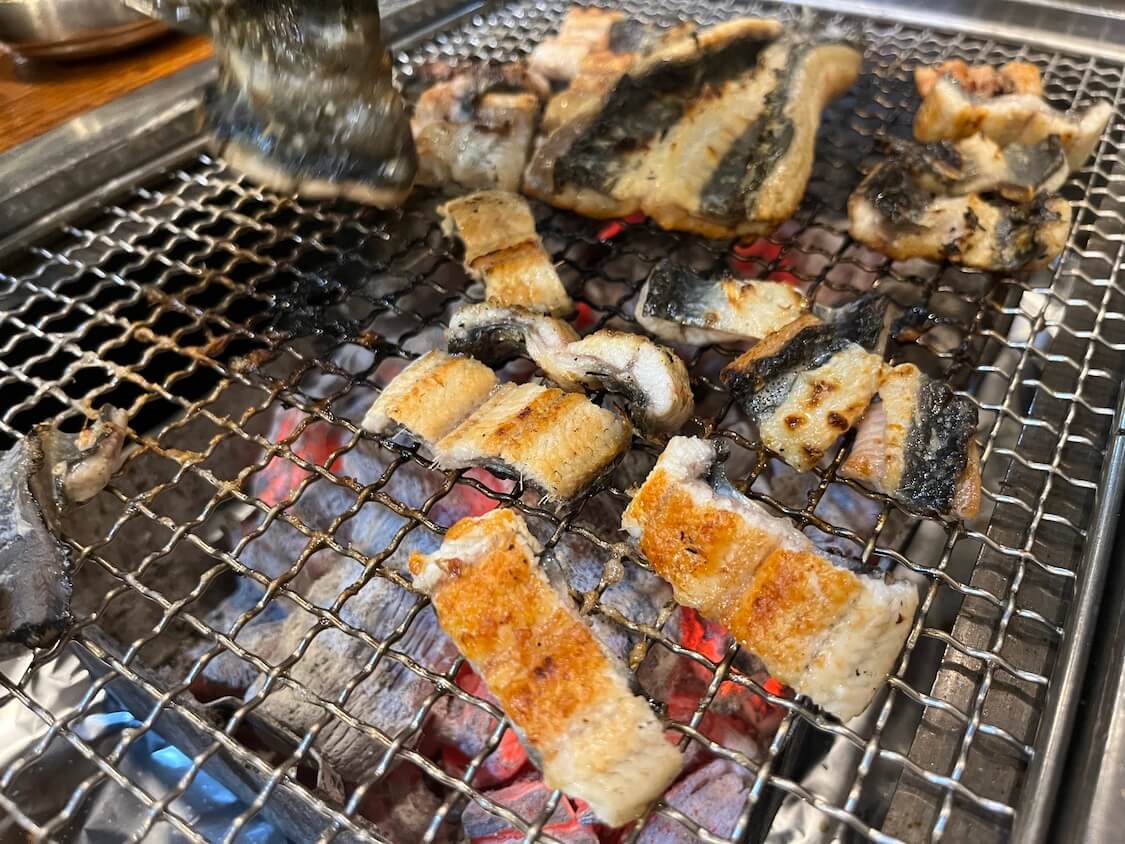 焼き肉じゃなく焼きうなぎ！自分で焼くソウルのうなぎ屋で食事。白焼き！韓国の食べ方