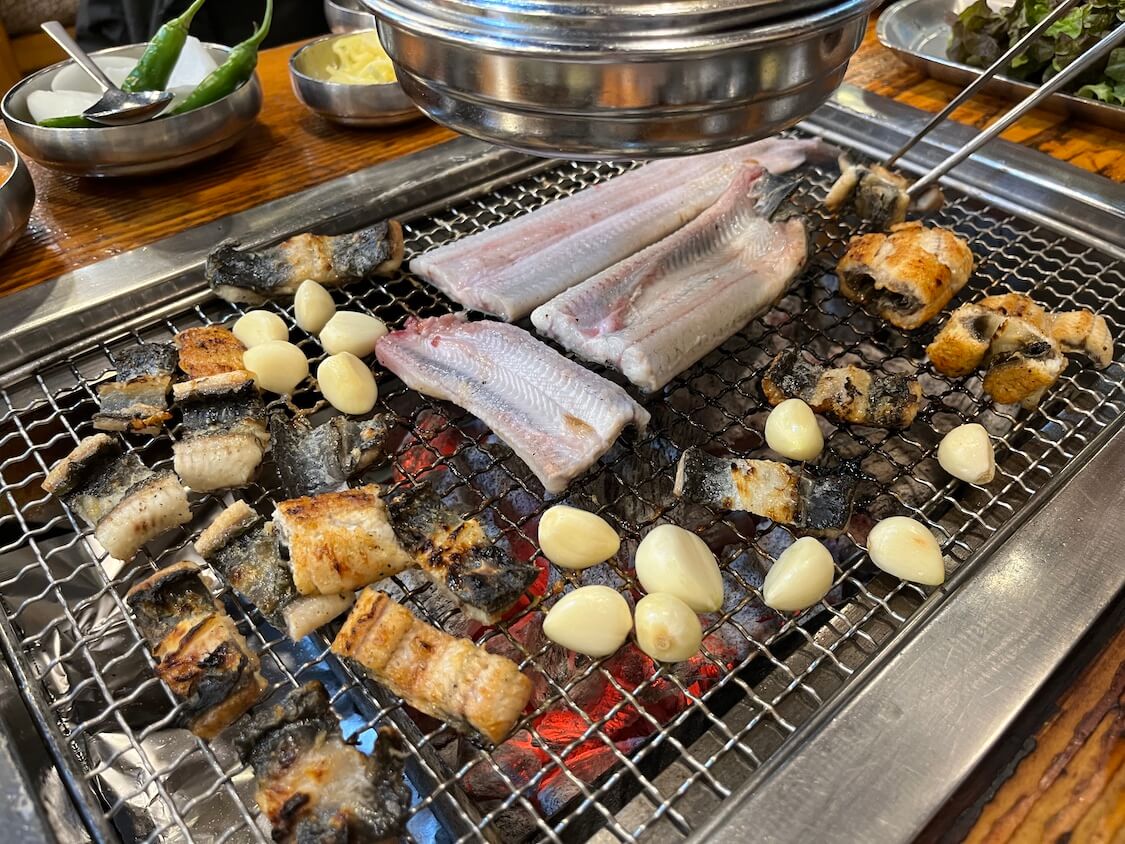 焼き肉じゃなく焼きうなぎ！自分で焼くソウルのうなぎ屋で食事。白焼き！韓国の食べ方