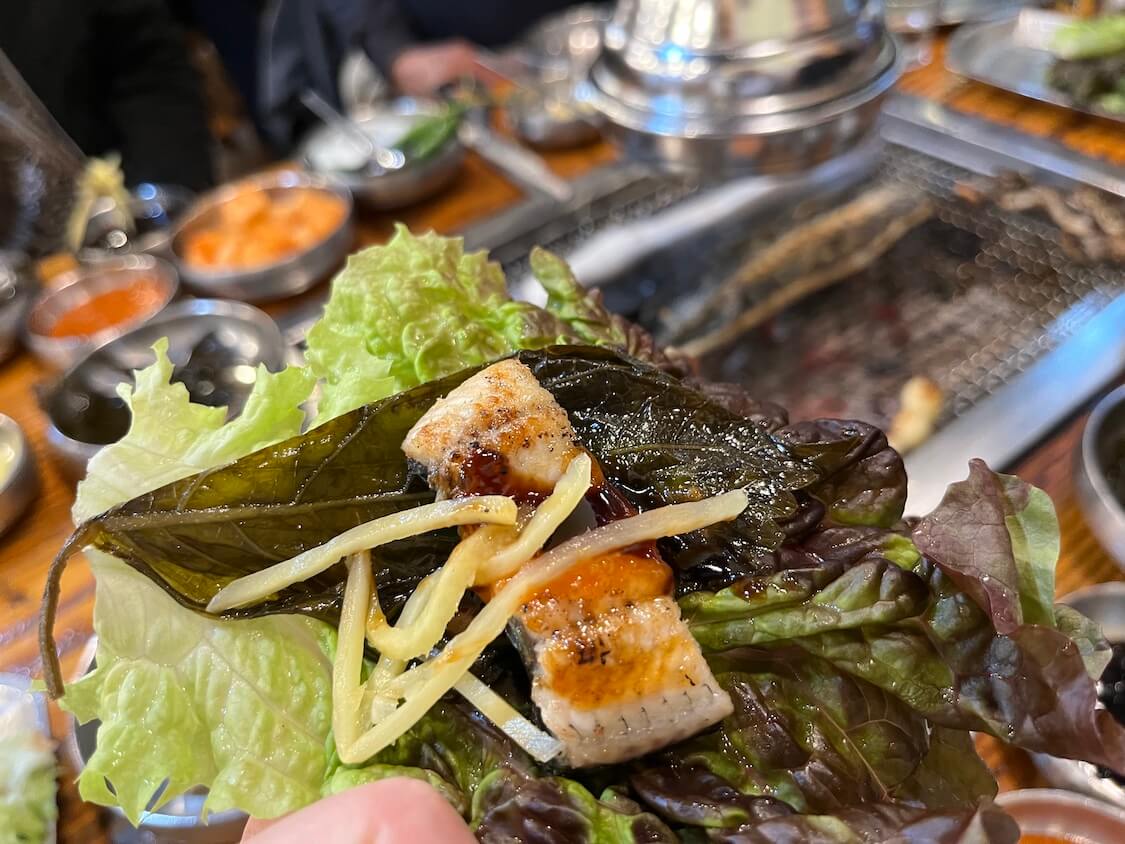 焼き肉じゃなく焼きうなぎ！自分で焼くソウルのうなぎ屋で食事。韓国人の食べ方