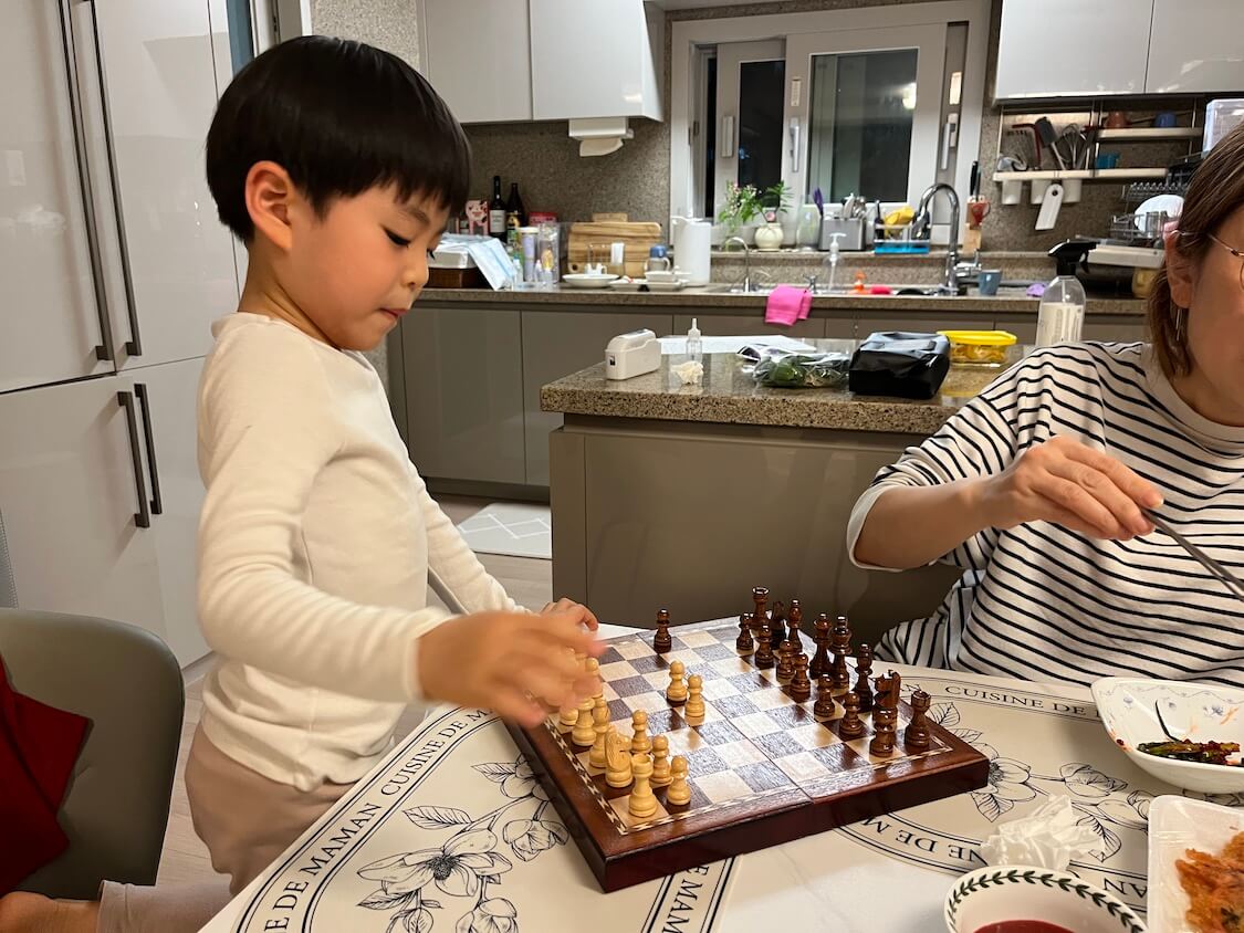 ソウル姉家でチョッパルのおすそ分け。甥にあげた日本のお絵描きグッズ＆チェス