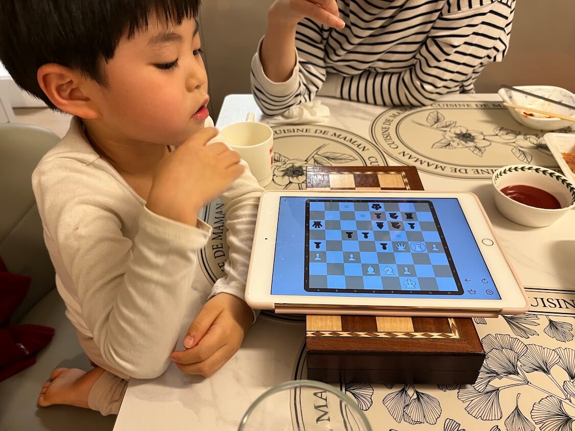 ソウル姉家でチョッパルのおすそ分け。甥にあげた日本のお絵描きグッズ＆チェス