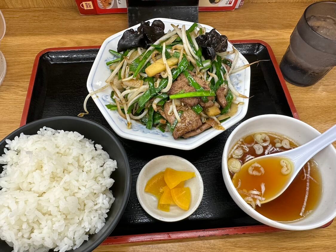 新宿で健康診断のあと、レバニラ定食