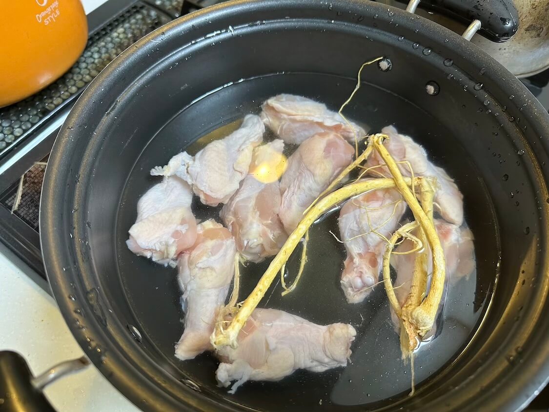韓国の簡単スタミナレシピ。鶏肉でにらたっぷりタッカンマリ！手羽元で韓国水炊き