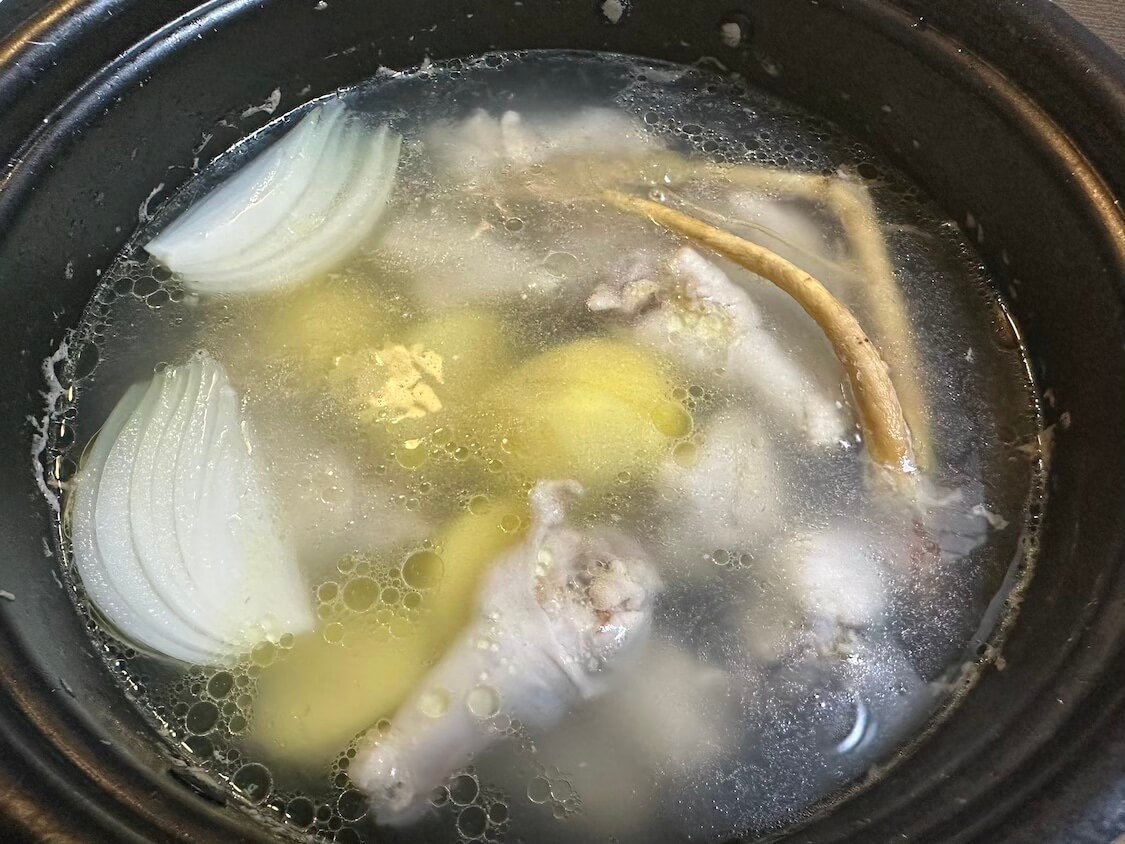 韓国の簡単スタミナレシピ。鶏肉でにらたっぷりタッカンマリ！手羽元で韓国水炊き