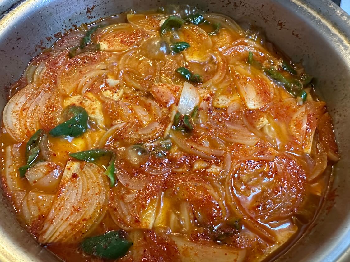 油揚げ入り豆腐の韓国式ピリ辛煮物レシピ。ワンパンで簡単！豆腐チョリムのアレンジ