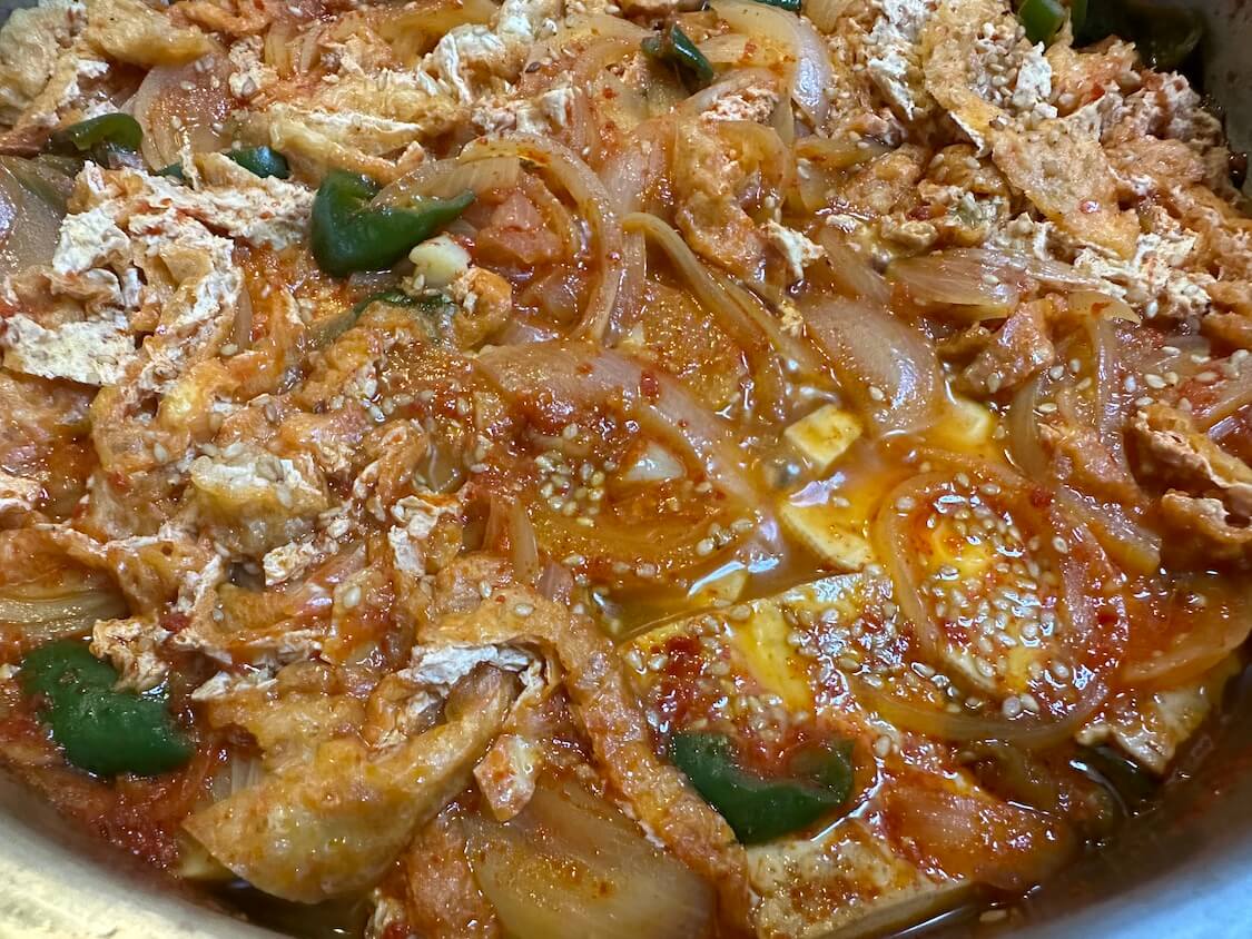 油揚げ入り豆腐の韓国式ピリ辛煮物レシピ。ワンパンで簡単！豆腐チョリムのアレンジ