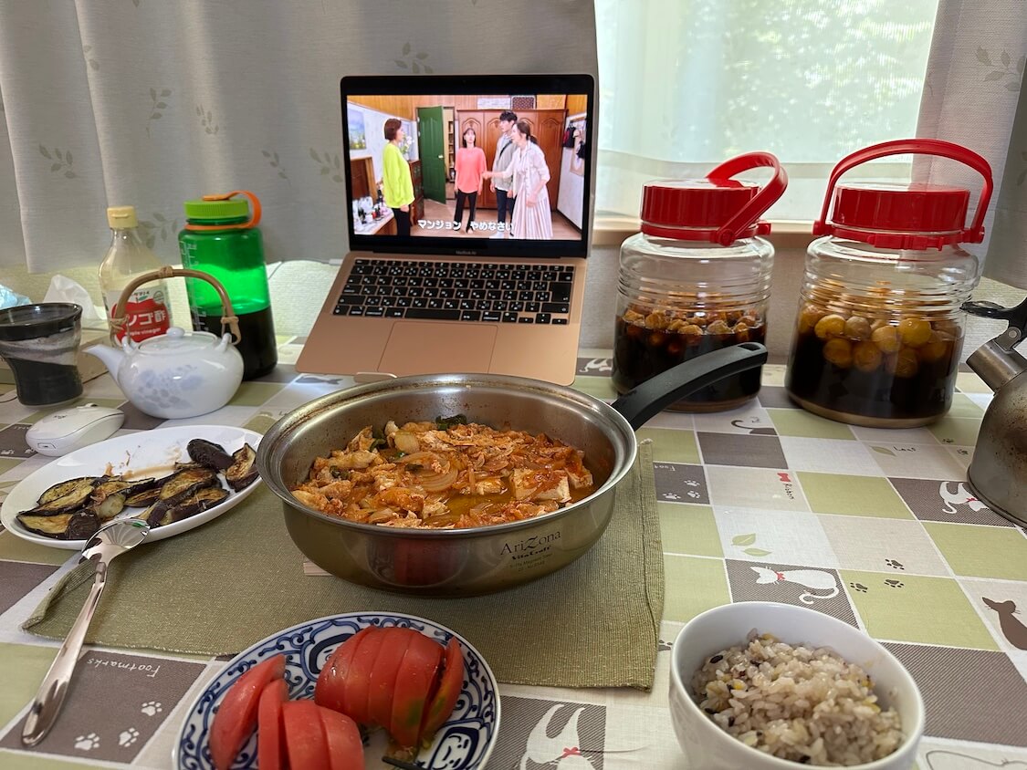 油揚げ入り豆腐の韓国式ピリ辛煮物レシピ。食事風景と韓国ドラマ