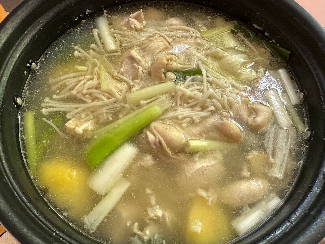 簡単！韓国の野菜たっぷり鶏鍋レシピ。手羽元がおすすめ、鶏胸肉もok