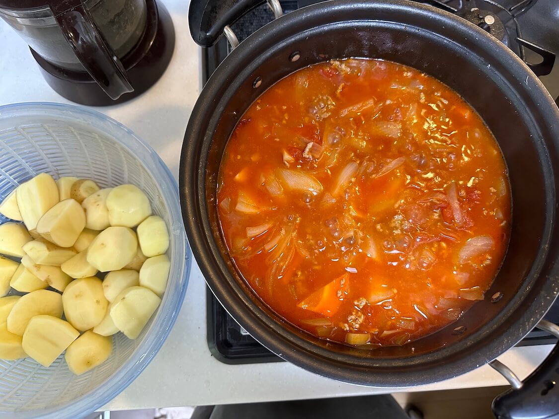 簡単スパイシートマトカレーのレシピ。ひき肉、じゃがいも、玉ねぎ、人参、トマト缶