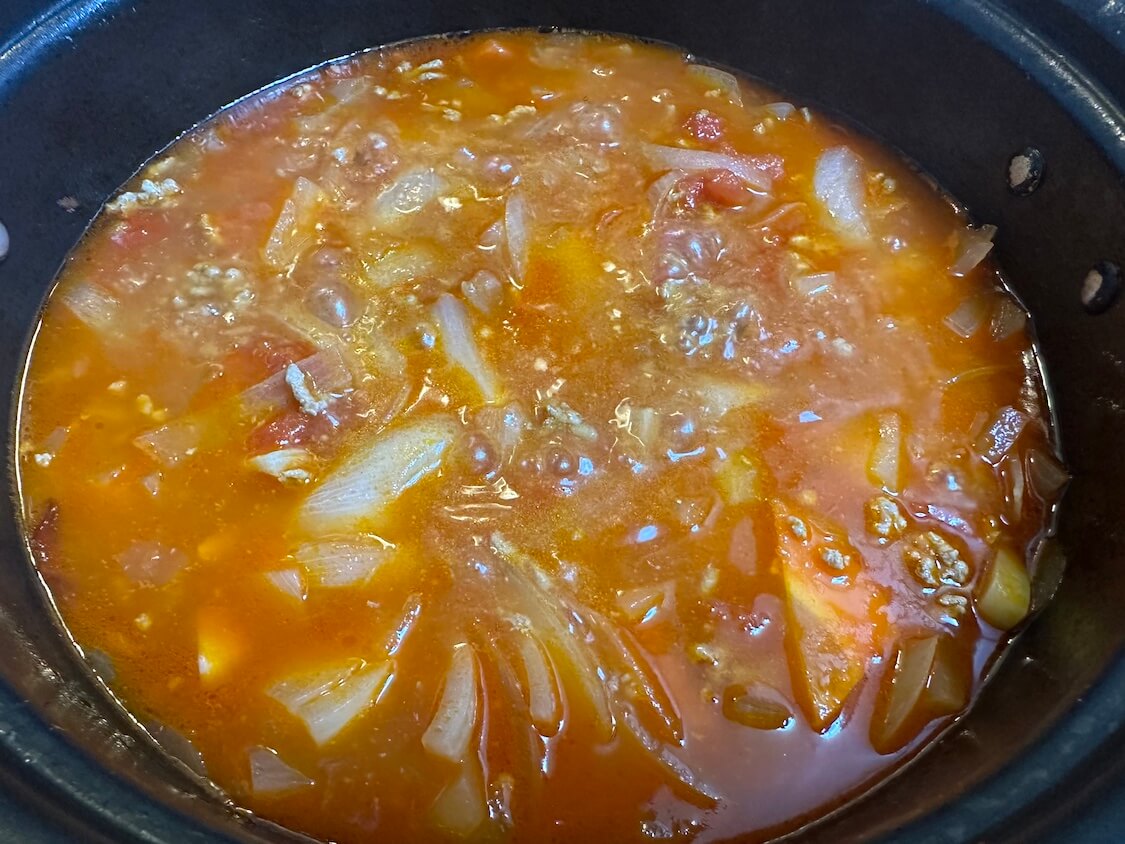 簡単スパイシートマトカレーのレシピ。材料はひき肉、じゃがいも、玉ねぎ、人参、トマト缶、にんにく、粉唐辛子