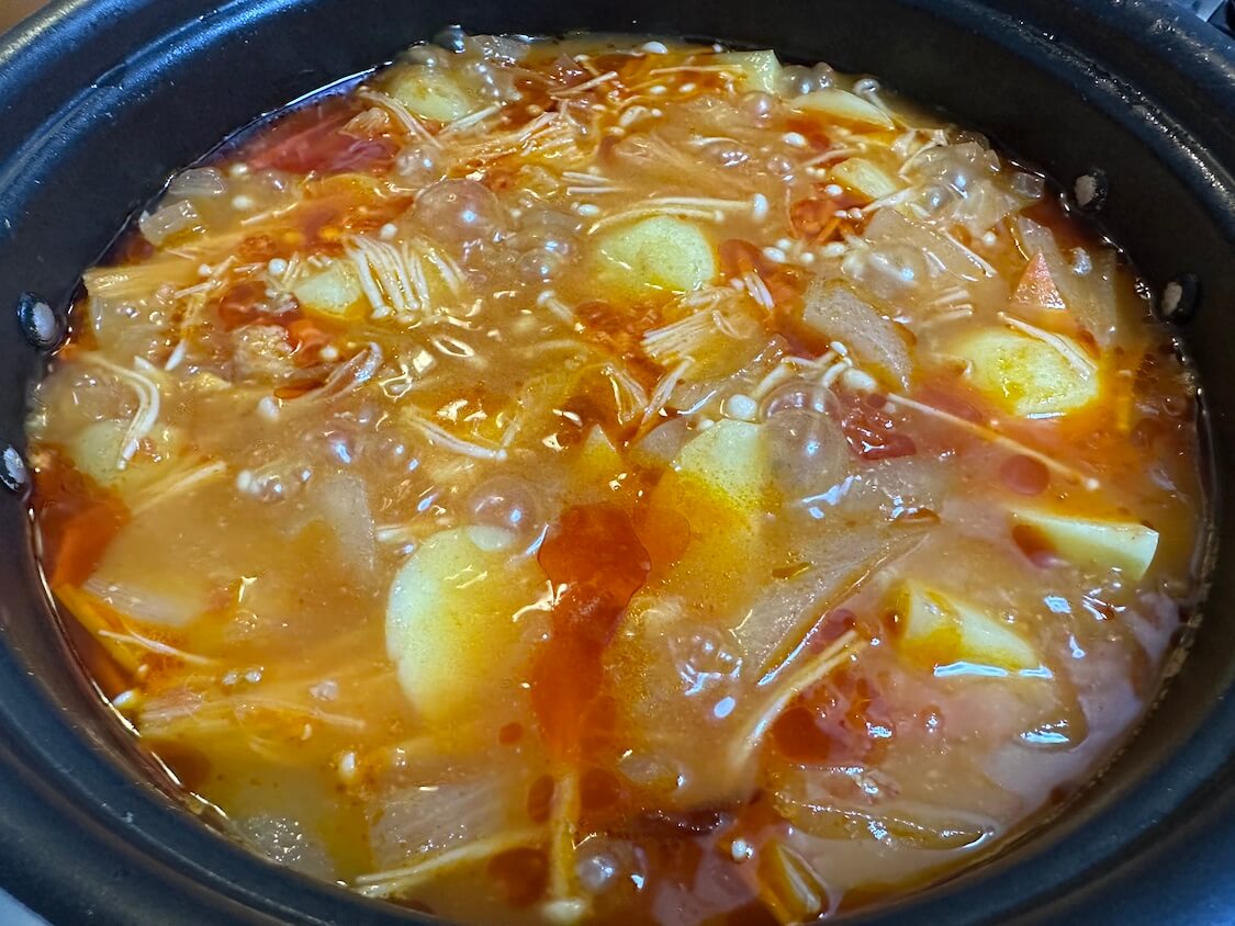 簡単スパイシートマトカレー。市販ルーを旨辛く！奥深い味にする韓国の調味料