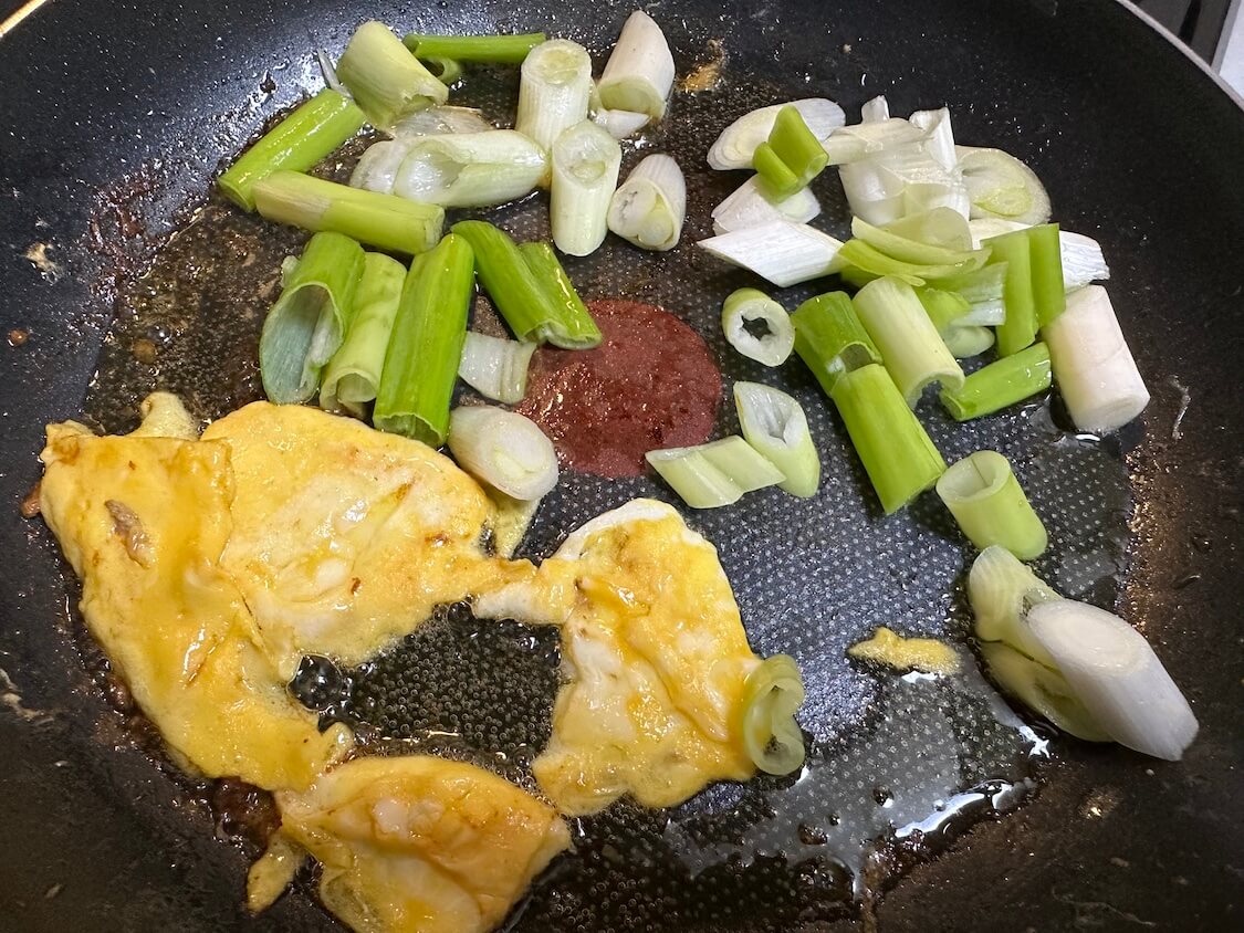 ひき肉でひとくちチヂミレシピ。残りの卵と油でキノコと野菜炒め