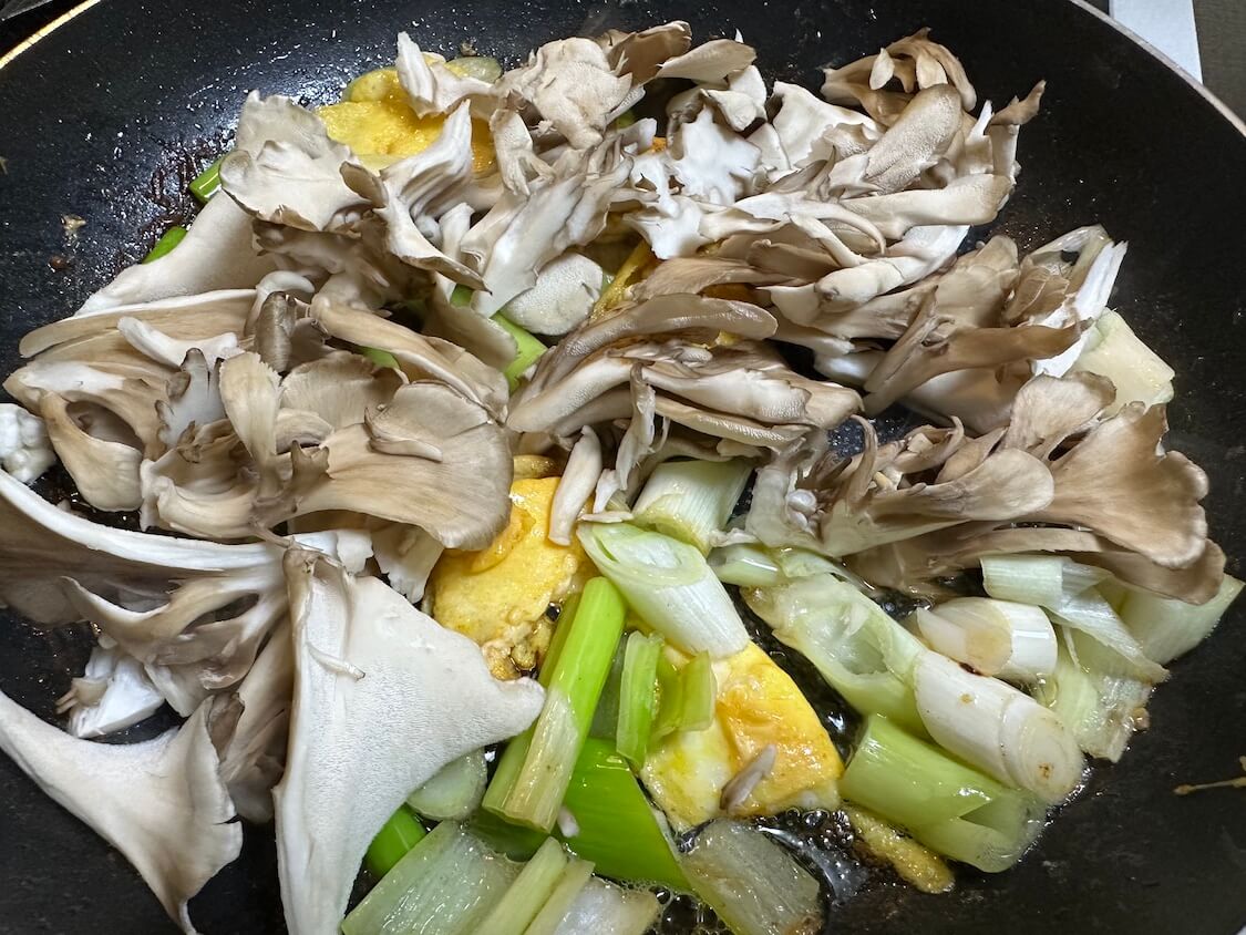 ひき肉でひとくちチヂミレシピ。残りの卵と油でキノコと野菜炒め