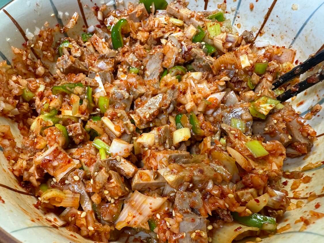 チャーシューと野菜でおかず、丼ぶりの韓国風トッピングの作り方