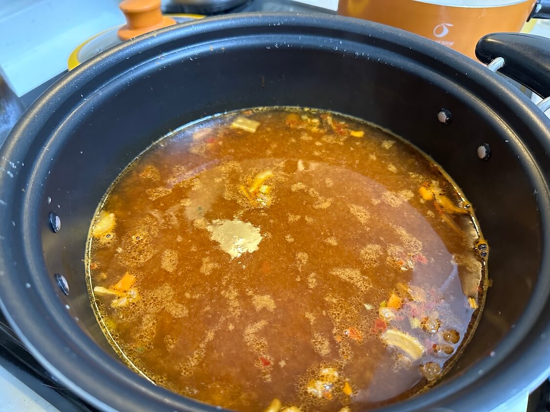 プデチゲラーメン鍋のレシピ。辛ラーメンのスープを活用、コチュジャンなどで味付け