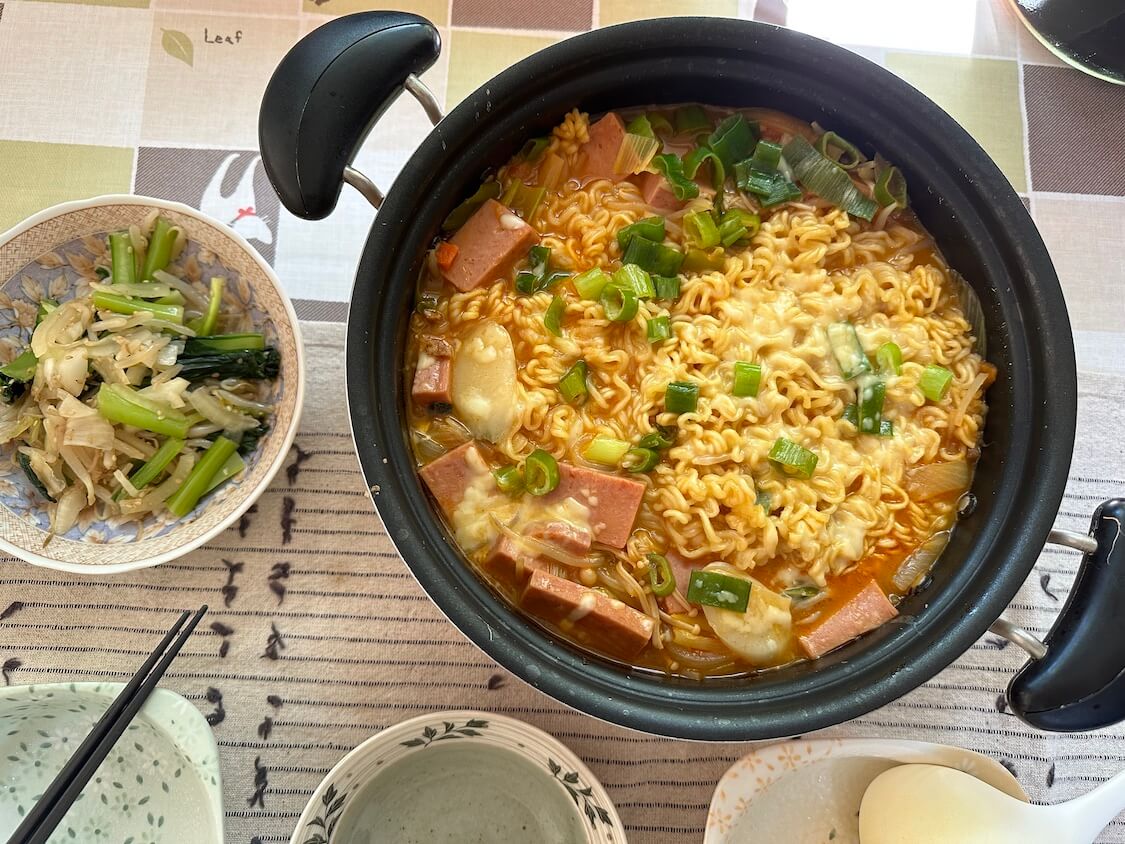 プデチゲラーメン鍋のレシピ。キムチなし！韓国の人気番組から美味しく作るTIP