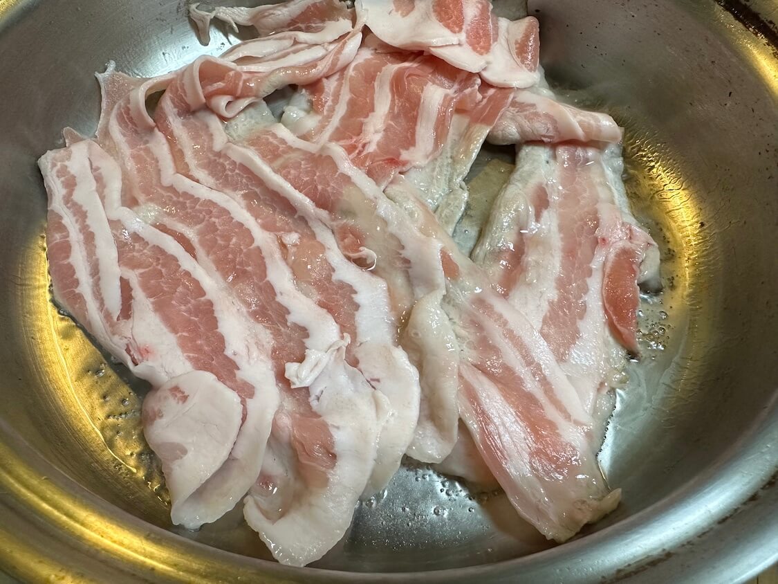 炒めて簡単！豚バラ薄切りのレシピ【おすすめ韓国料理3つ】ヤンニョムジャンかけ。お肉と野菜を炒めるだけ