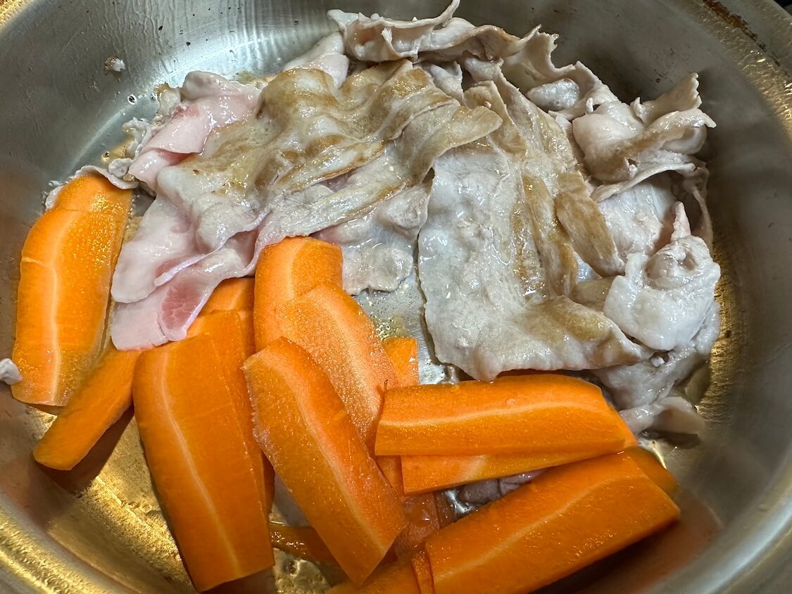 炒めて簡単！豚バラ薄切りのレシピ【おすすめ韓国料理3つ】ヤンニョムジャンかけ。お肉と野菜を炒めるだけ