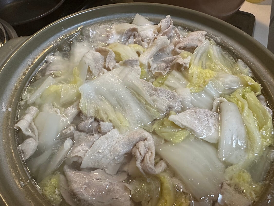豚バラと白菜の鍋レシピ。ミルフィーユより簡単！残った汁でチゲも！旬のキムチを添えて