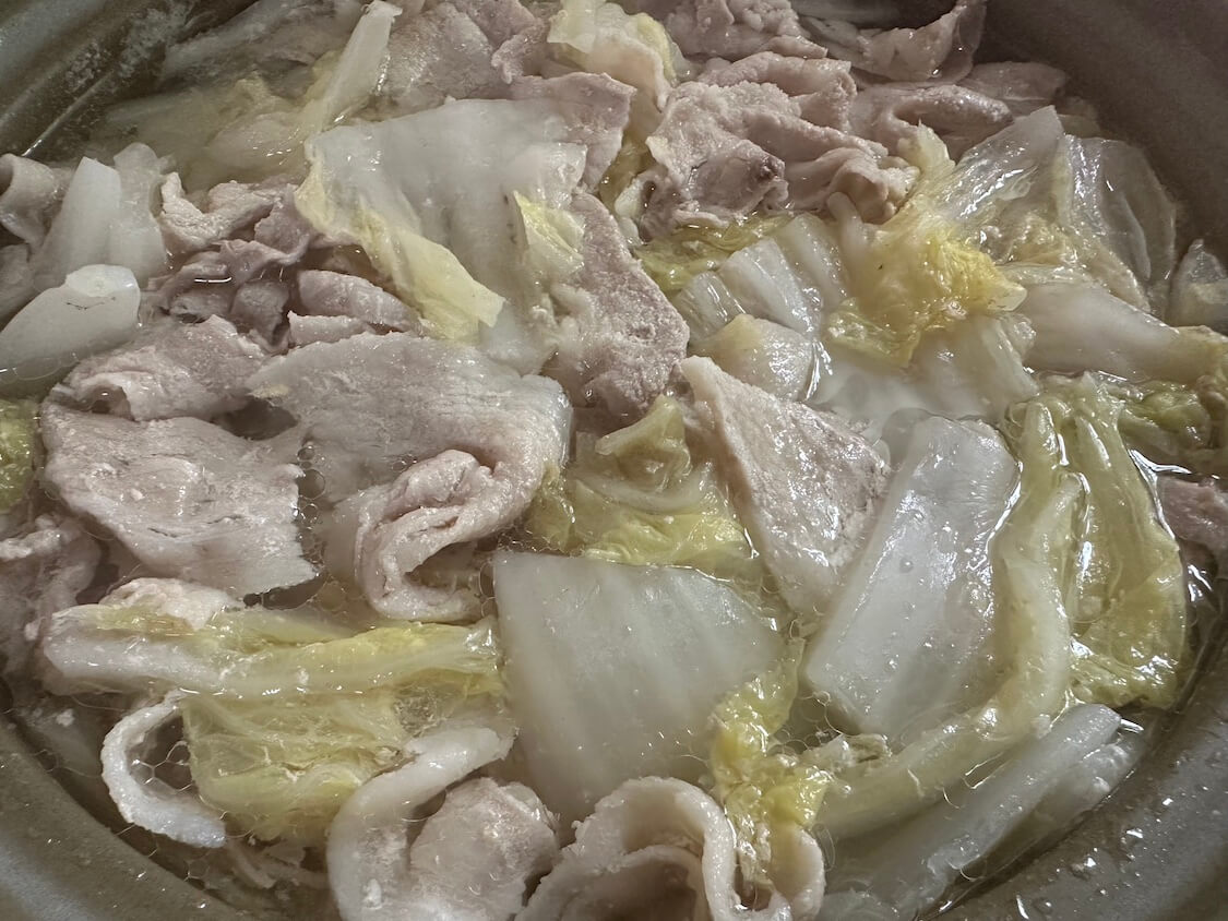 豚バラと白菜の鍋レシピ。ミルフィーユより簡単！残った汁でチゲも！旬のキムチを添えて