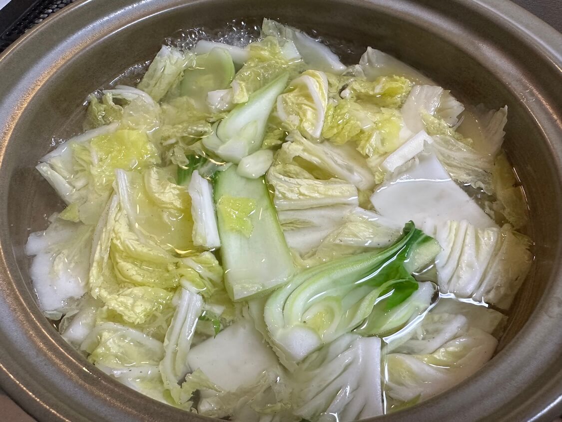 豚バラと白菜の鍋レシピ。ミルフィーユより簡単！にらや小松菜、チンゲン菜を追加
