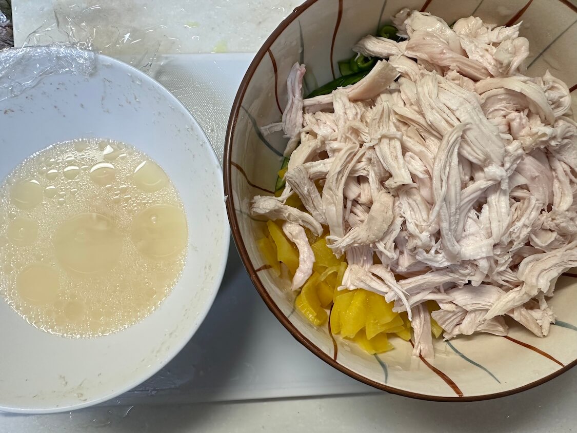 鶏むね肉と野菜たっぷりで韓国和えレシピ。胸肉を手で割く