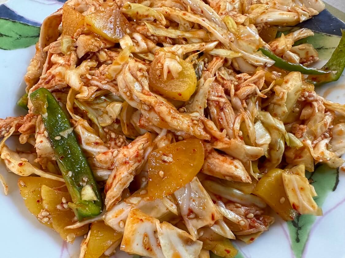 鶏むね肉と野菜たっぷりでピリ辛韓国和えレシピ。たくさんとキャベツの甘みがヤミツキ