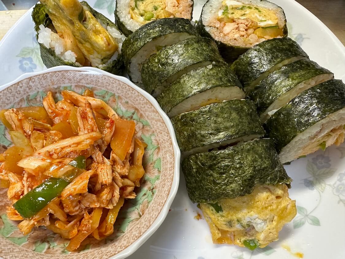 鶏むね肉と野菜たっぷりでピリ辛韓国和えレシピ。卵キンパ（海苔巻き）の付け合わせにも美味しい