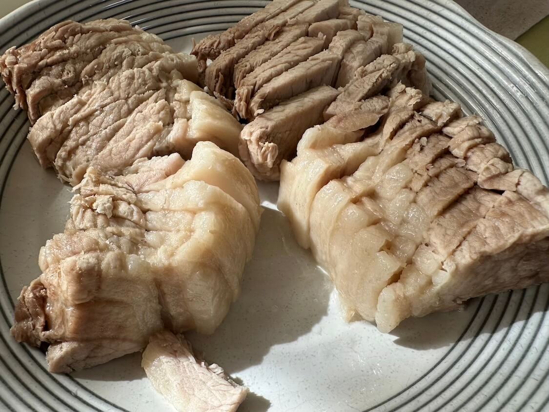 韓国料理ゆで豚「ポッサム」の付け合わせによく合う大根のキムチ。レンチンキャベツで巻いて食べる