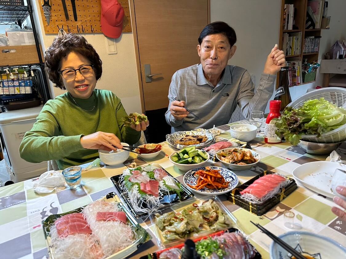 両親が東京に来た日。まぐろのお刺し身などで家で食事。韓国人両親の日本旅行ブログ【1】