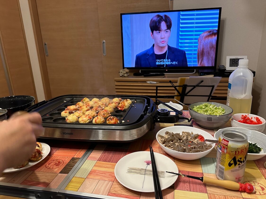 こんにゃく入りたこ焼きの作り方。韓国ドラマを見ながら食事