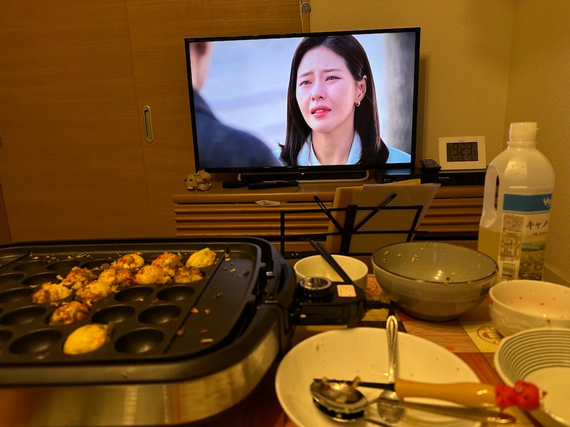 こんにゃく入りたこ焼きの作り方。韓国ドラマを見ながら食事。残りは冷蔵保存してレンチン