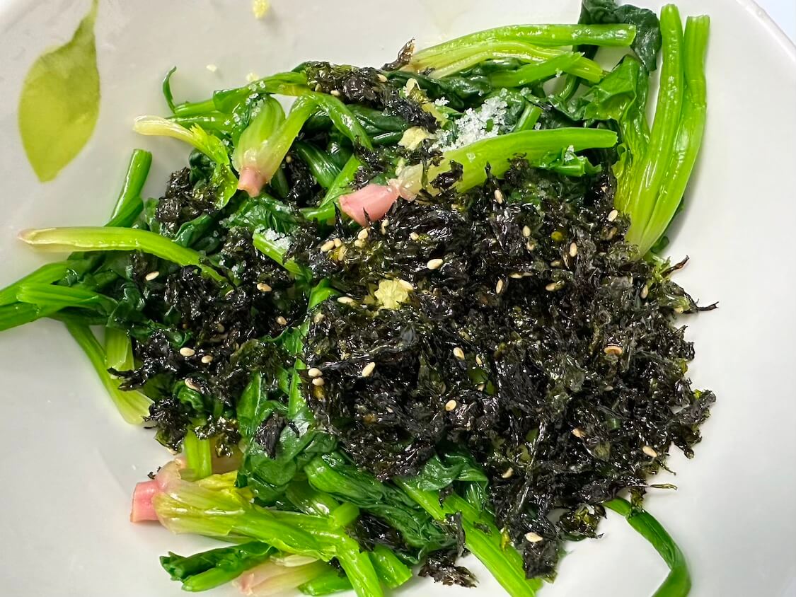 韓国式ソーセージの野菜炒め。献立と付け合わせ。ほうれん草のナムル