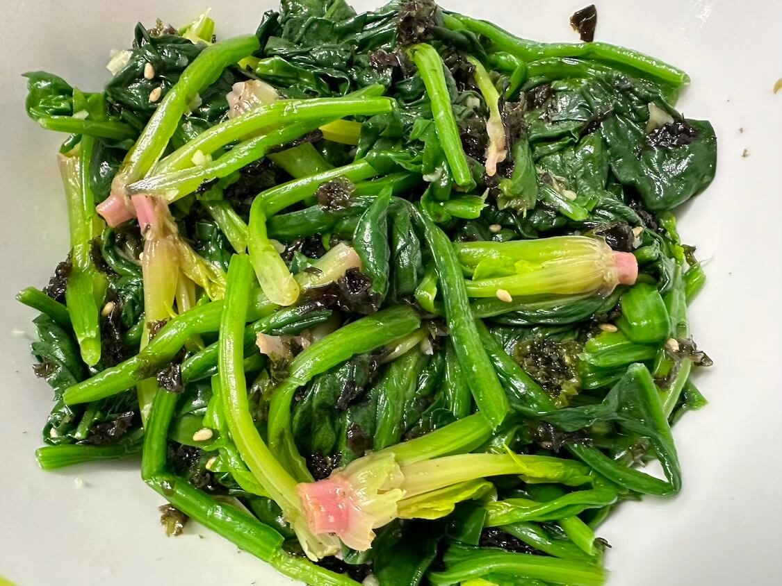 韓国式ソーセージの野菜炒め。献立と付け合わせ。ほうれん草のナムル
