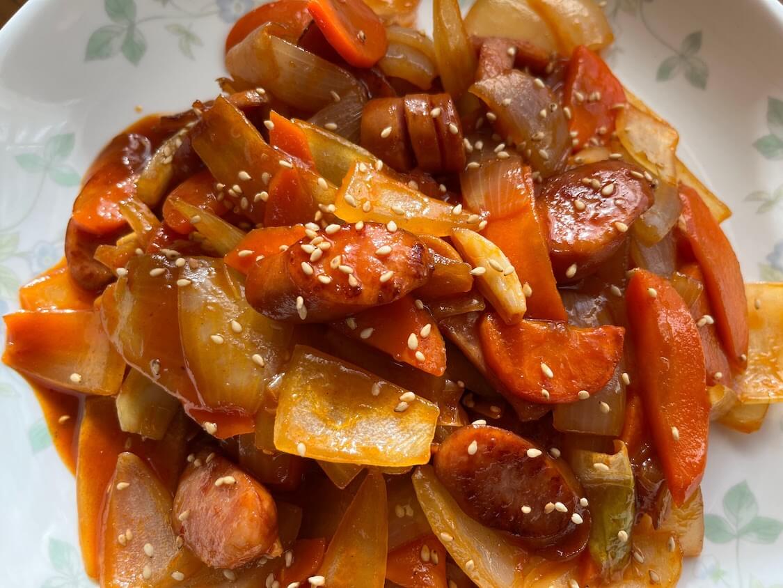 韓国式ソーセージの野菜炒め【ソヤ】の人気レシピ。ご飯もお酒もすすむ味付け！