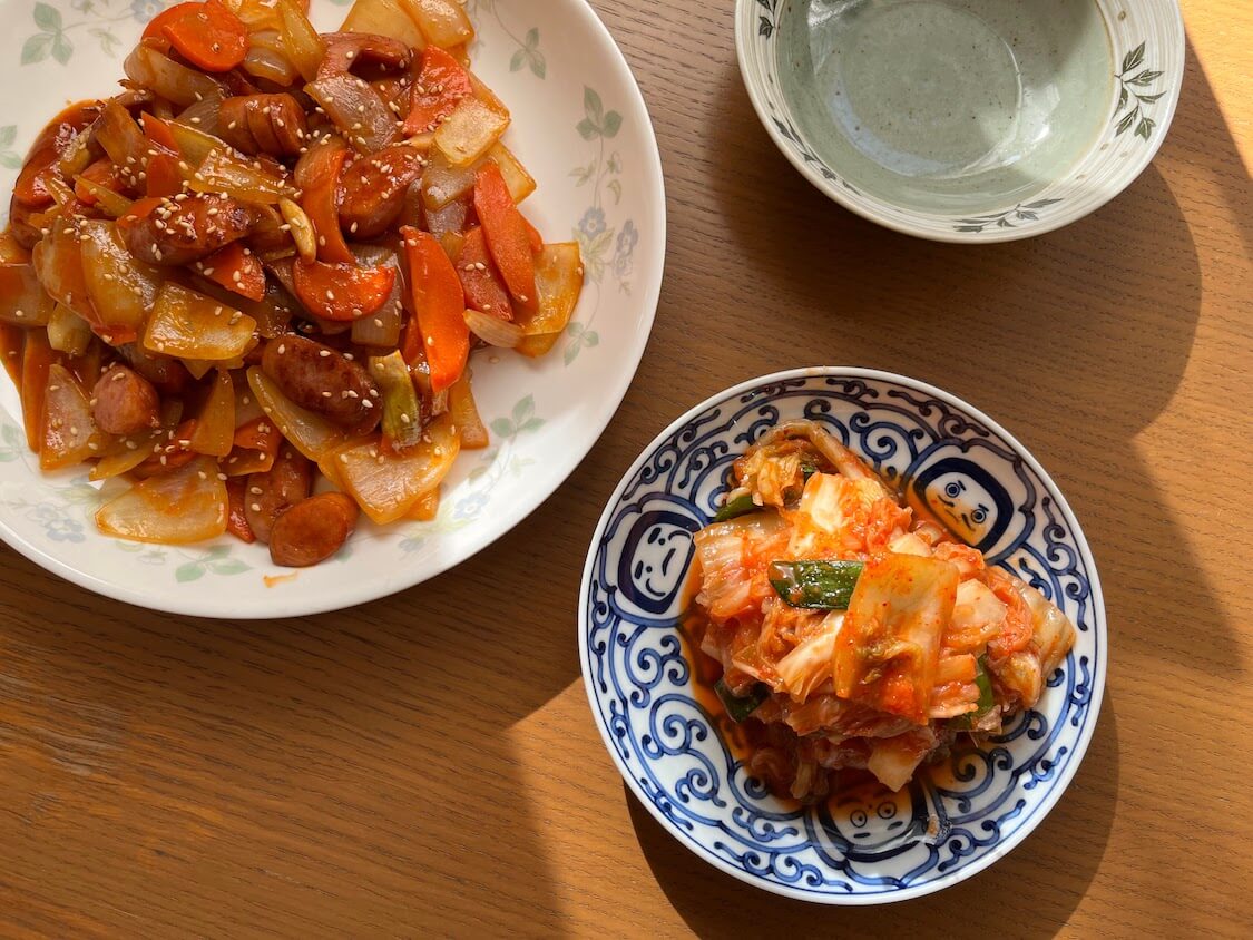 韓国式ソーセージの野菜炒めの人気レシピ。付け合わせのキムチ