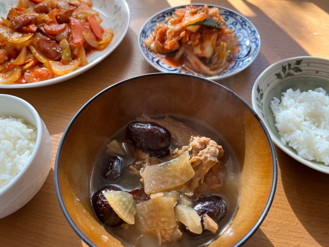 韓国式ソーセージの野菜炒めの人気レシピ。付け合わせのスープ、参鶏湯