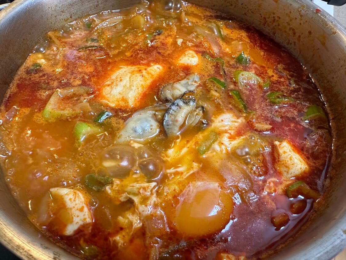 旨辛！簡単！牡蠣入り純豆腐チゲ。韓国で人気のスンドゥブチゲレシピ