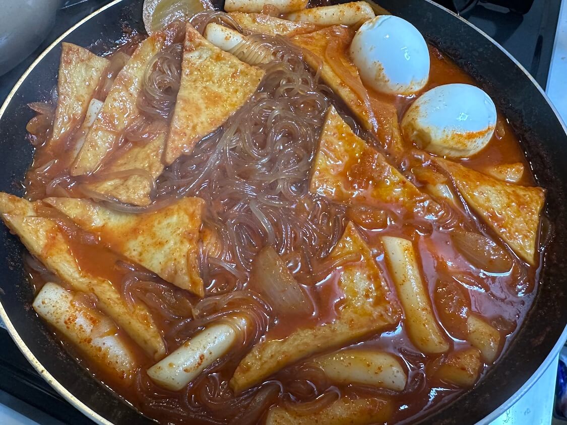 春雨入り甘辛トッポギ！韓国のレシピ＋グルメ情報。トッポギに入れる麺の種類3つ