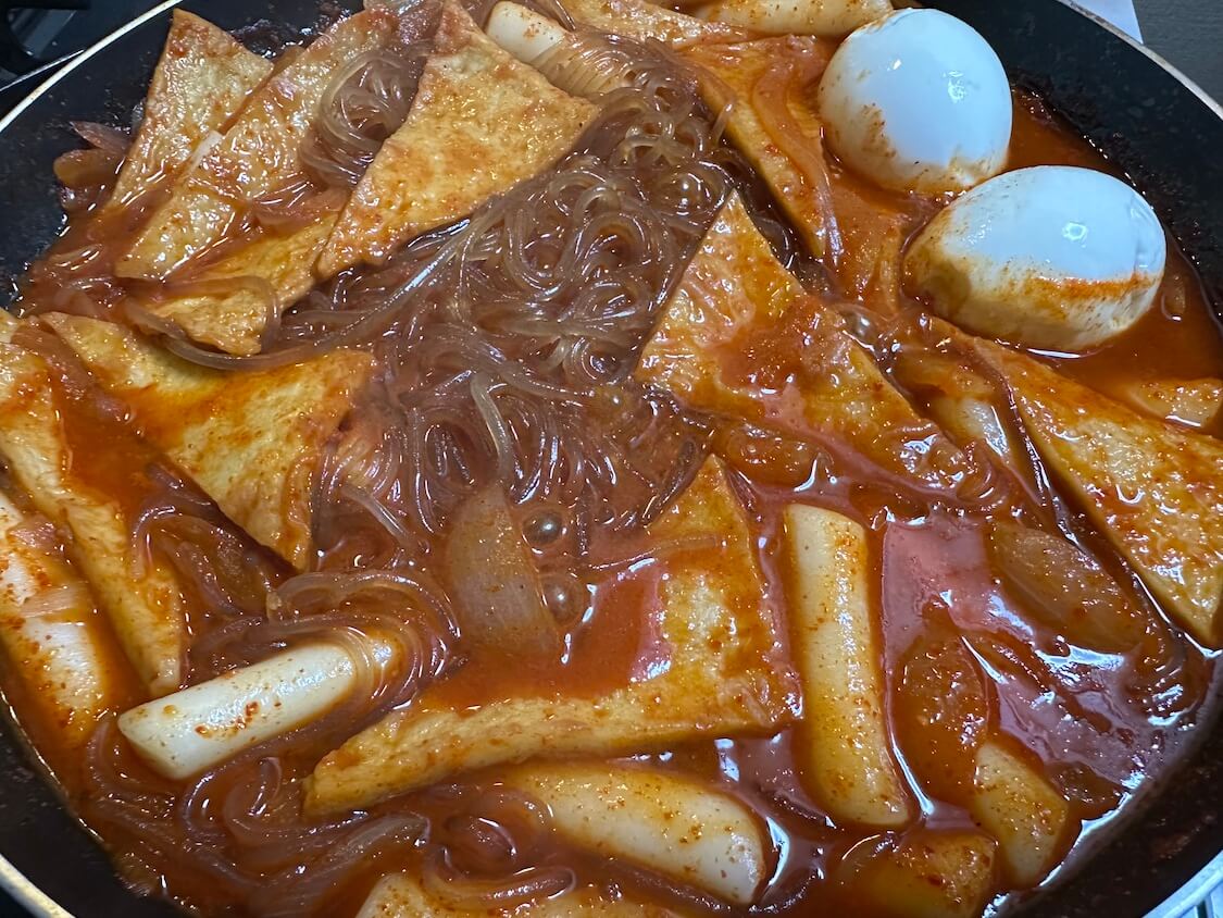 春雨入り甘辛トッポギ！韓国のレシピ＋グルメ情報。トッポギに入れる麺の種類3つ