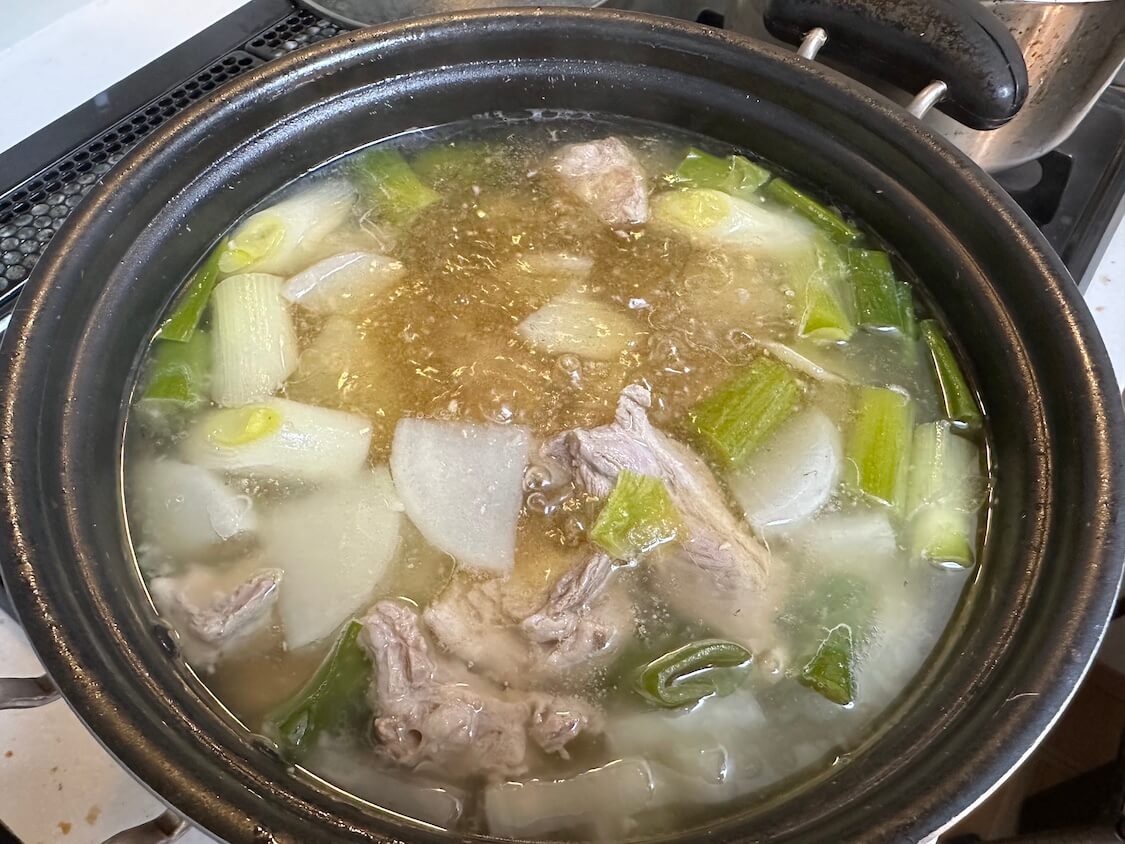 スペアリブで韓国カルビスープ（カルビタン）の作り方。調味料でスープの味付け