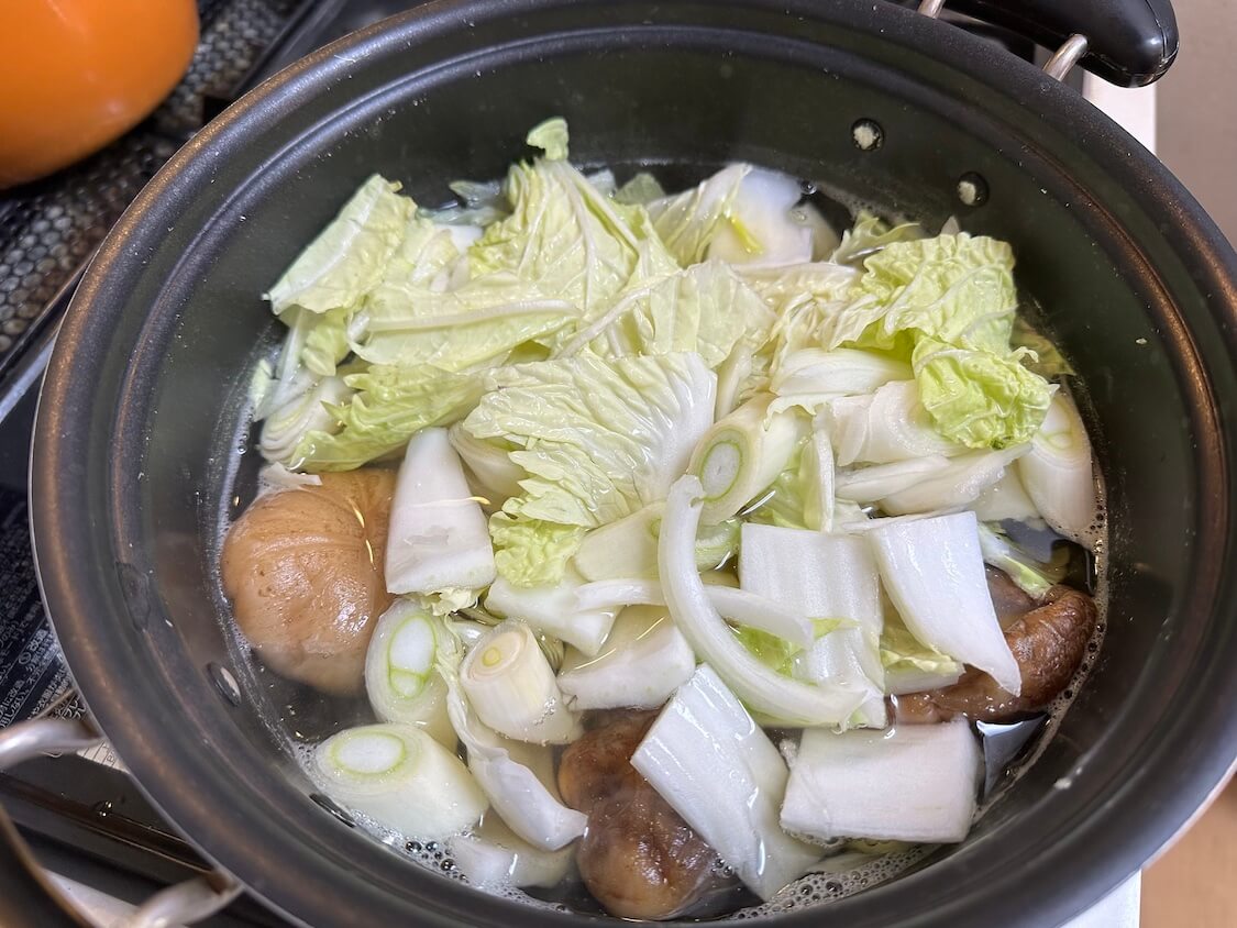 切り餅で！韓国のお雑煮「トックマンドゥグク」レシピ。野菜を加えて煮込む