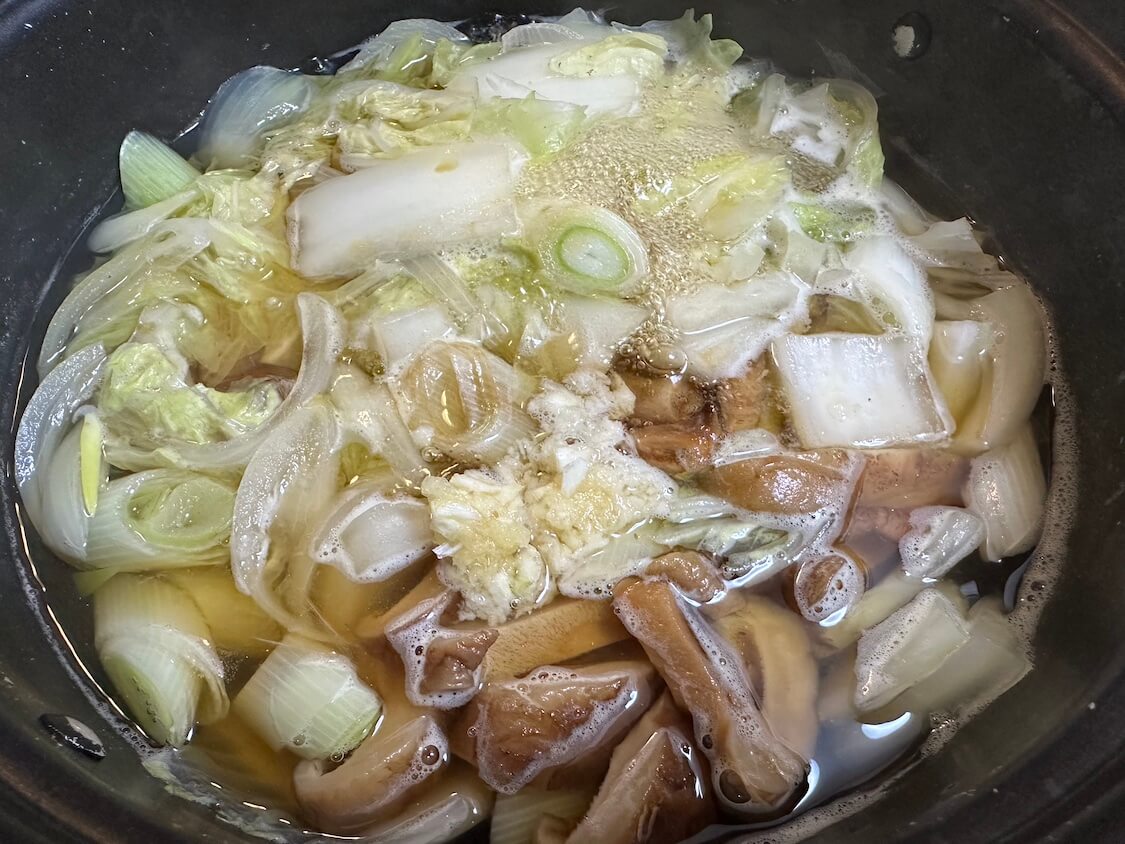 切り餅で！韓国のお雑煮「トックマンドゥグク」レシピ。野菜を加えて煮込む