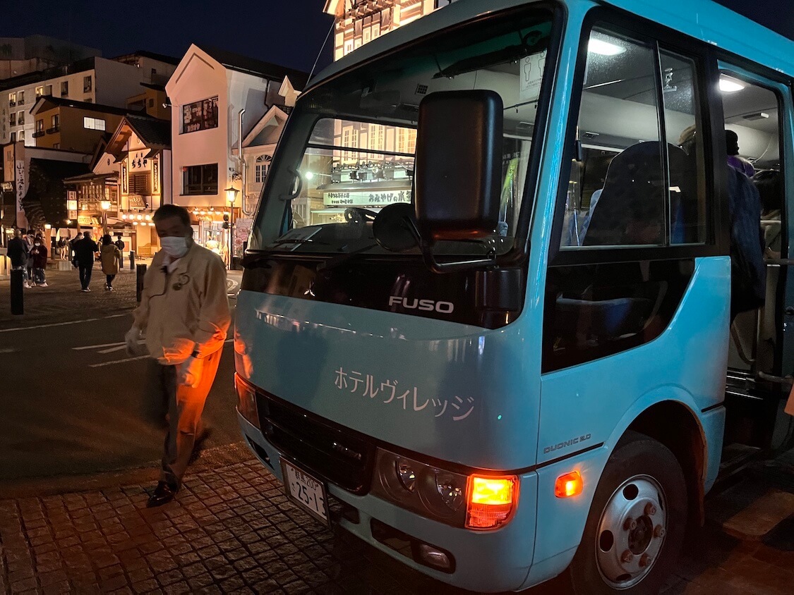 草津温泉の湯畑でホテルヴィレッジの送迎バス。
