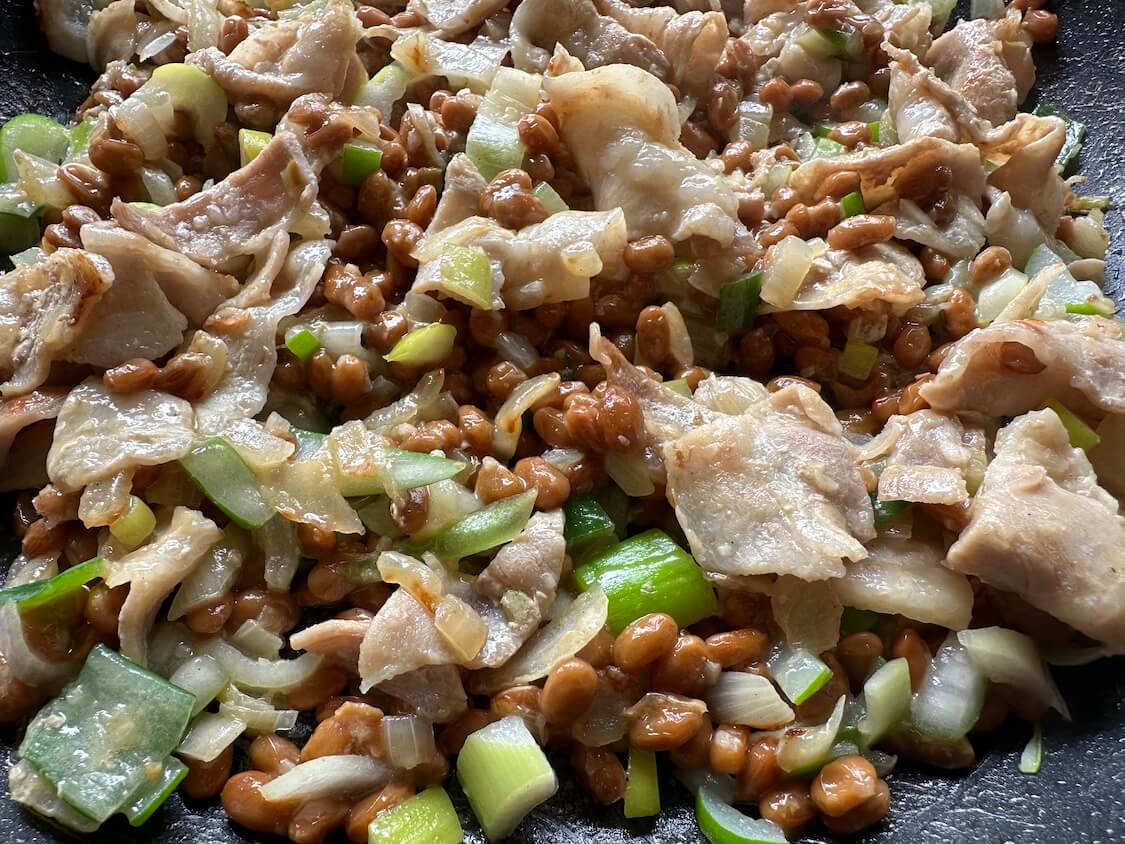 納豆サムギョプサルのレシピ。豚肉と納豆炒めの作り方